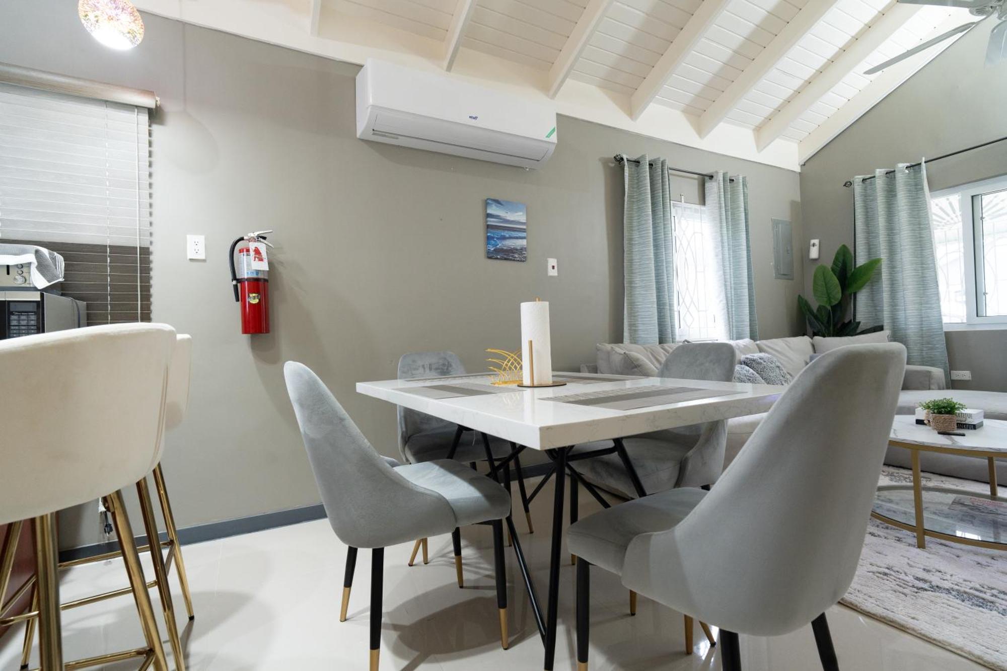 Sky View Villas @ Edmund Ridge Estate モンテゴ・ベイ エクステリア 写真