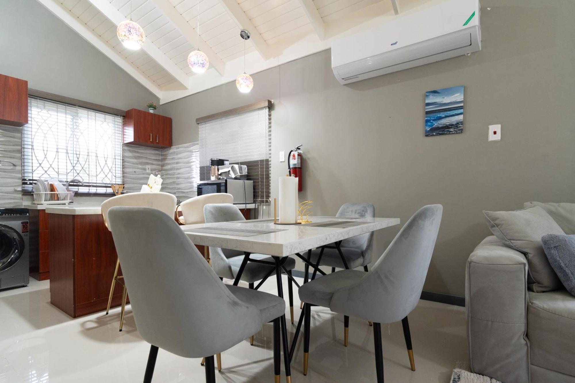 Sky View Villas @ Edmund Ridge Estate モンテゴ・ベイ エクステリア 写真